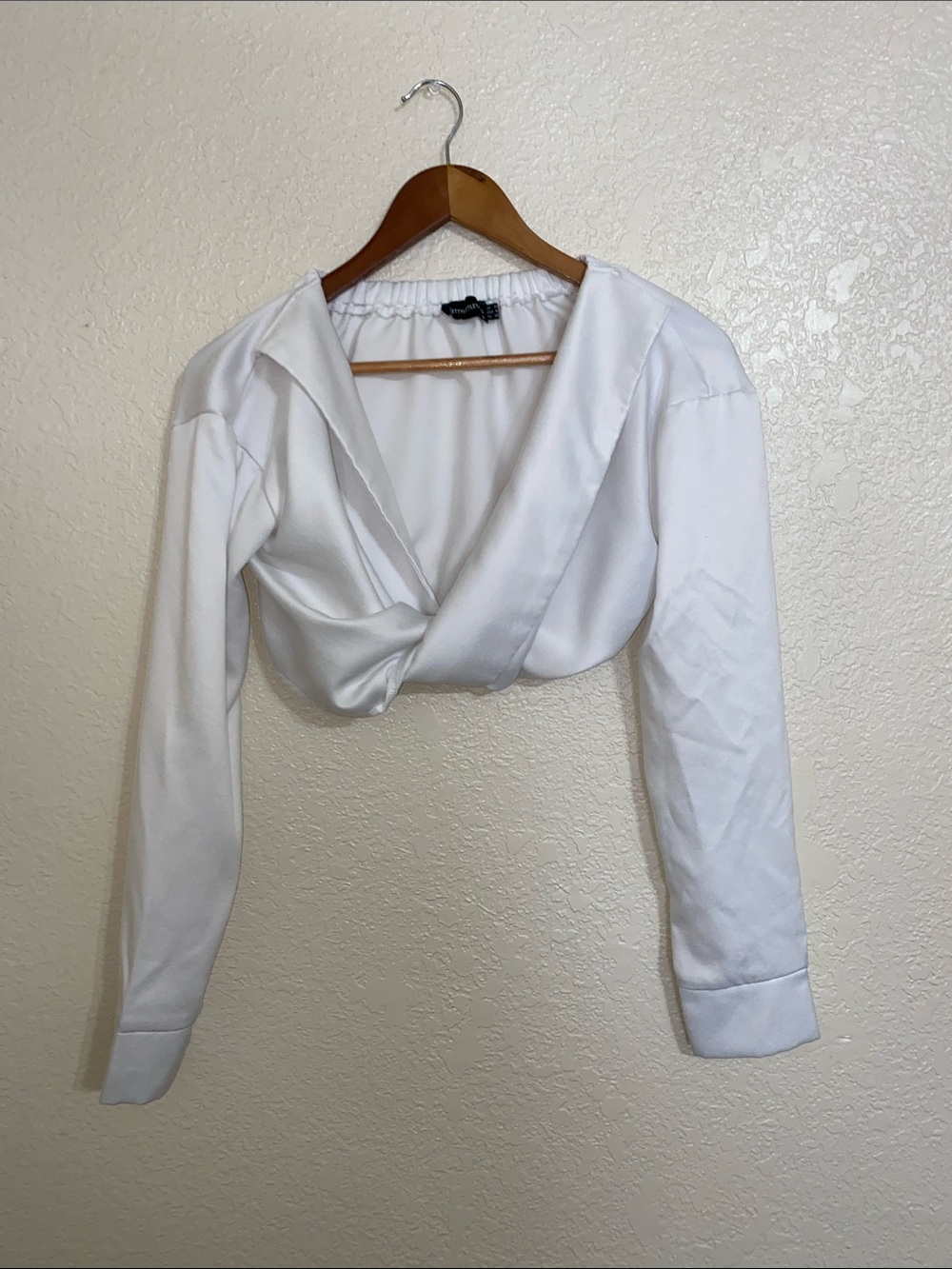 PrettyLittleThing White Twist-Front Long Sleeve Crop Top
